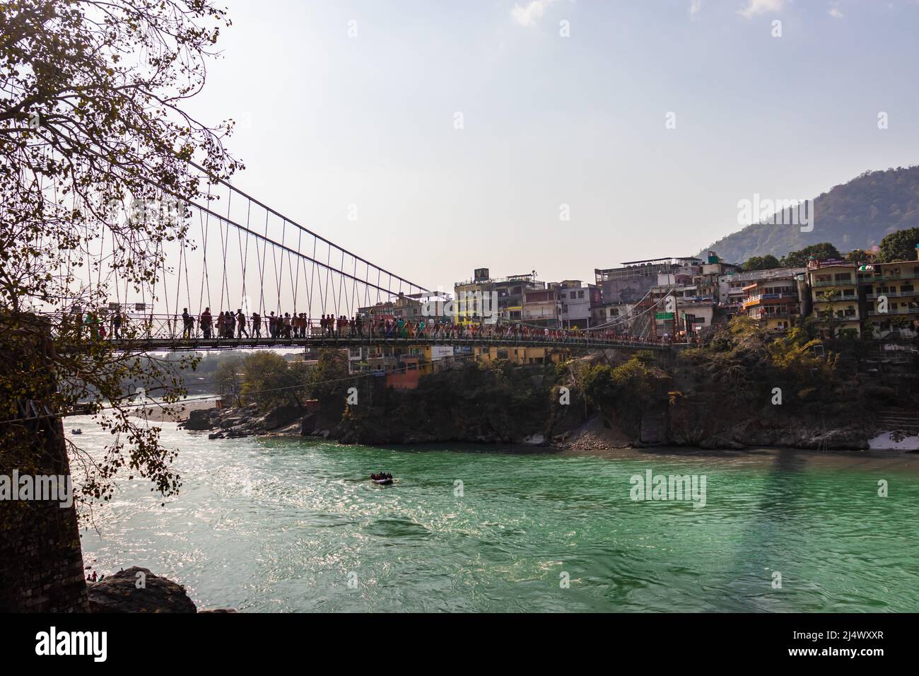 lakshman jhula pont en suspension de fer au-dessus de la rivière ganges à partir d'un angle plat image est prise à rishikesh uttrakhet inde le 15 2022 mars. Banque D'Images