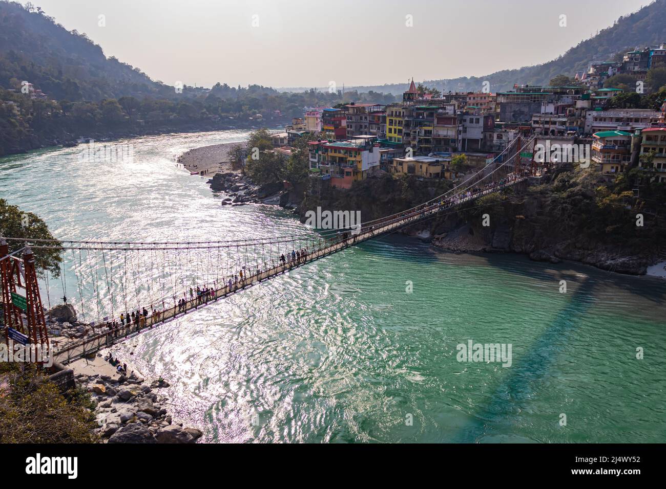 lakshman jhula pont en suspension de fer au-dessus de la rivière ganges à partir d'un angle plat image est prise à rishikesh uttrakhet inde le 15 2022 mars. Banque D'Images