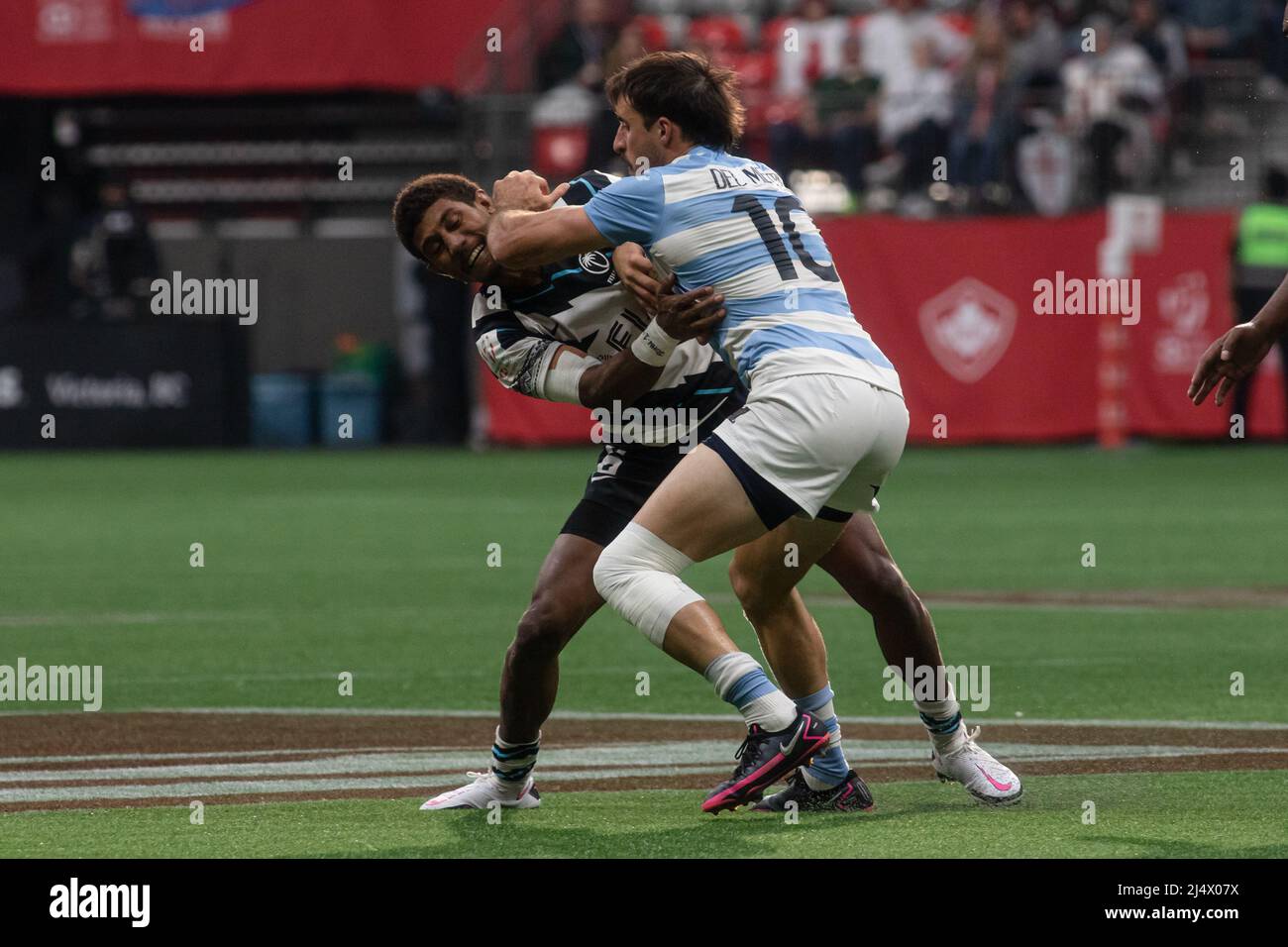 Vancouver, Canada, le 17 avril 2022 - Iowane Raturaciri (à gauche) de l'équipe Fiji 7s participe au bal contre Felipe Del Mestre de l'équipe Argentina 7s au cours du jour 2 du match final de la coupe Sevens de HSBC Canada à la place BC à Vancouver, Canada. L'Argentine a gagné par 29-10 points. Credit: Phamai Techaphan/Alamy Live News Banque D'Images