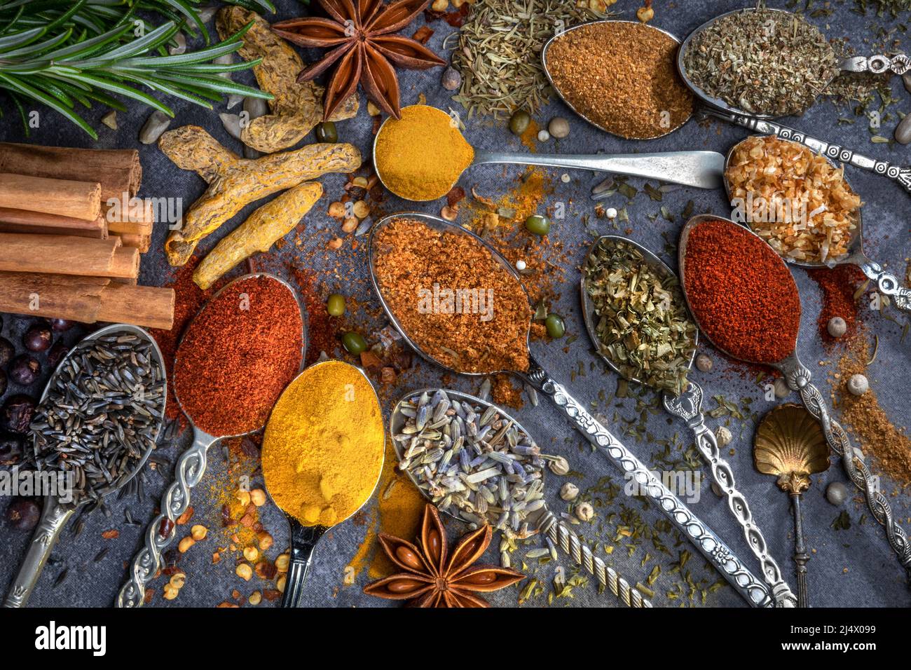 Sélection d'herbes et d'épices de cuisson utilisées pour ajouter de la saveur et de l'assaisonnement à la nourriture pendant la cuisson. Banque D'Images