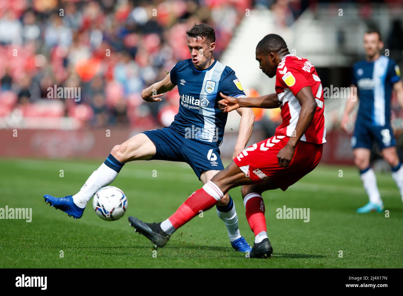 Middlesbrough, Royaume-Uni. 18th avril 2022. Jonathan Hogg #6 de Huddersfield Town et Anfernee Dijksteel #2 de Middlesbrough à Middlesbrough, Royaume-Uni, le 4/18/2022. (Photo par Ben Early/News Images/Sipa USA) crédit: SIPA USA/Alay Live News Banque D'Images