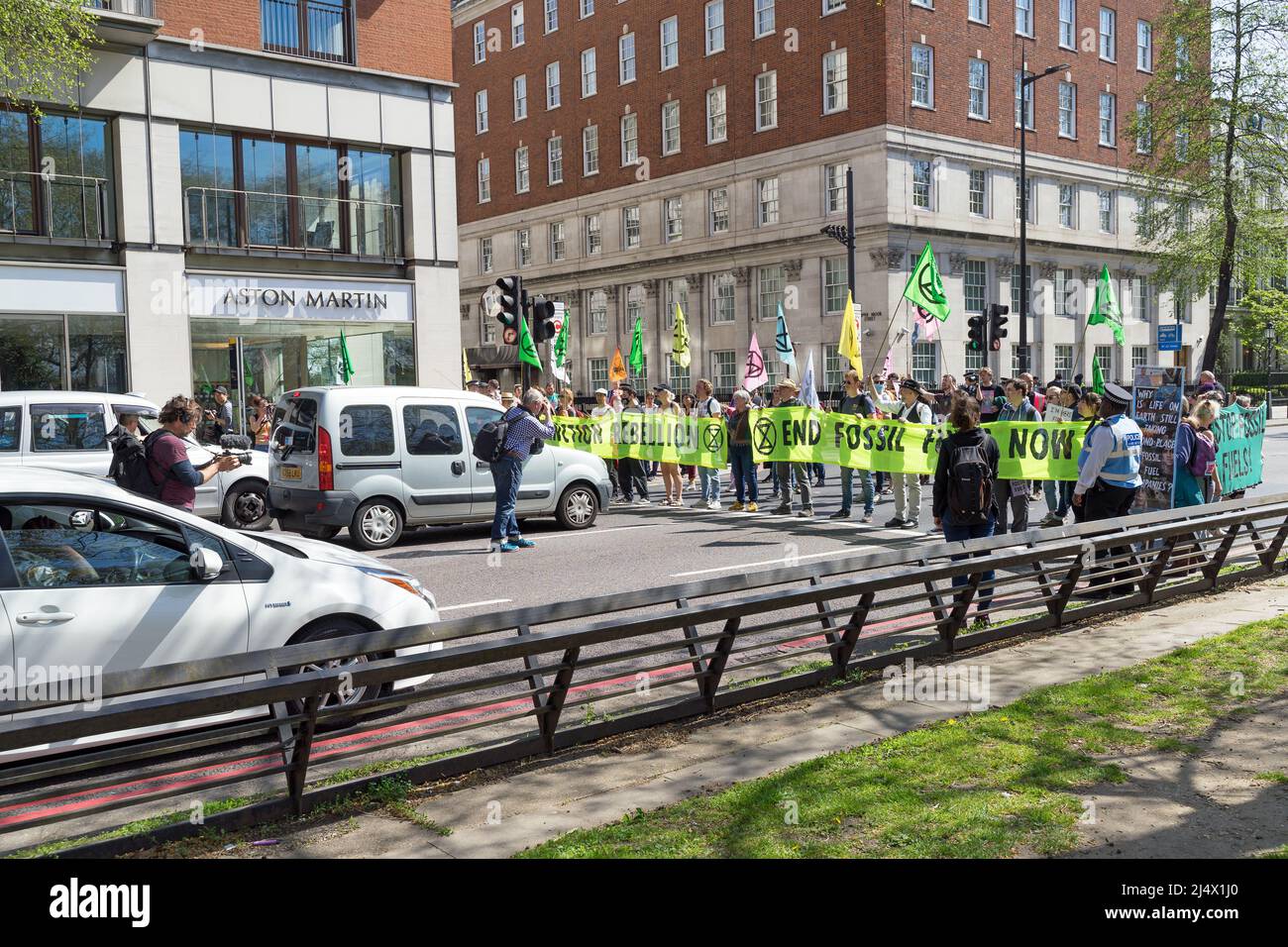 Extinction la rébellion proteste dans les rues de Londres contre l'utilisation des combustibles fossiles et sensibilise les gens au changement climatique. Les manifestants bloquent la circulation Banque D'Images