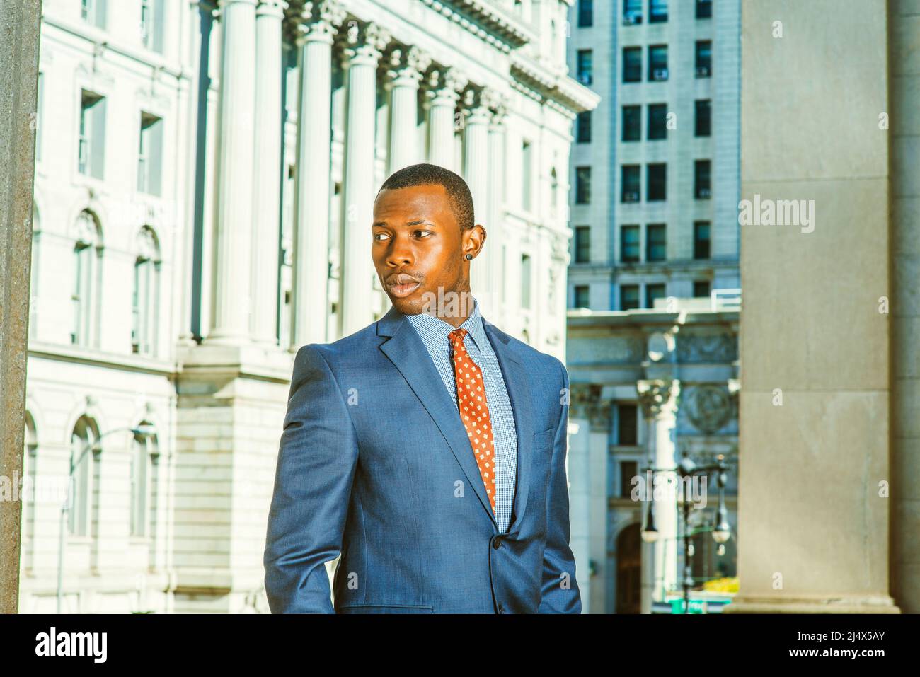 Portrait d'un homme d'affaires prospère. Robe officiellement en costume  bleu, cravate à motifs, portant un embout d'oreille, un jeune homme noir,  moderne debout à l'avant o Photo Stock - Alamy