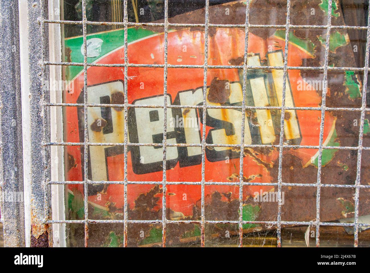 Une vieille affiche en décomposition annonçant le détergent Persil Banque D'Images