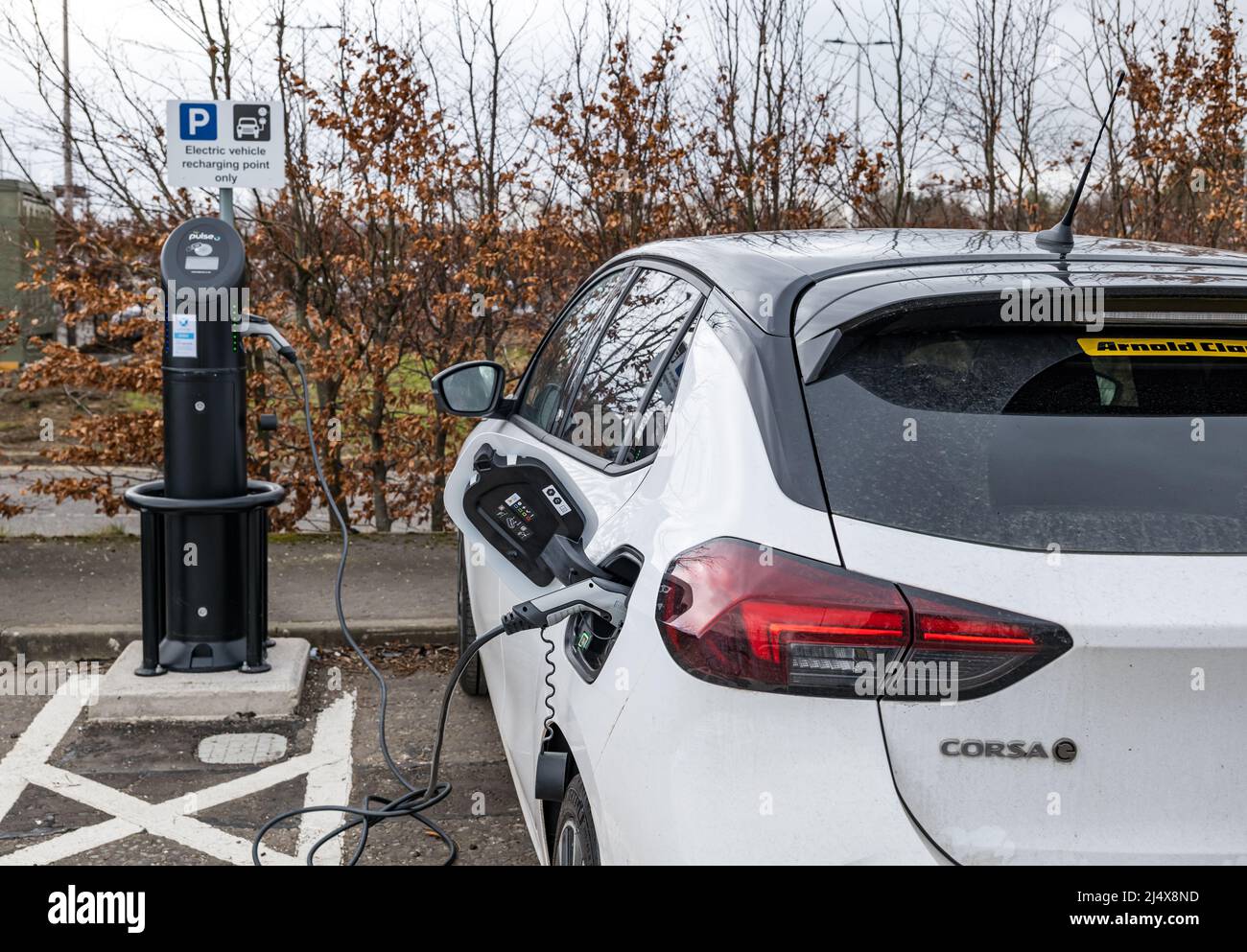 La voiture électrique Vauxhall Corsa étant chargée au point de recharge de la voiture, parc et promenade Ingliston, Édimbourg, Écosse, Royaume-Uni Banque D'Images
