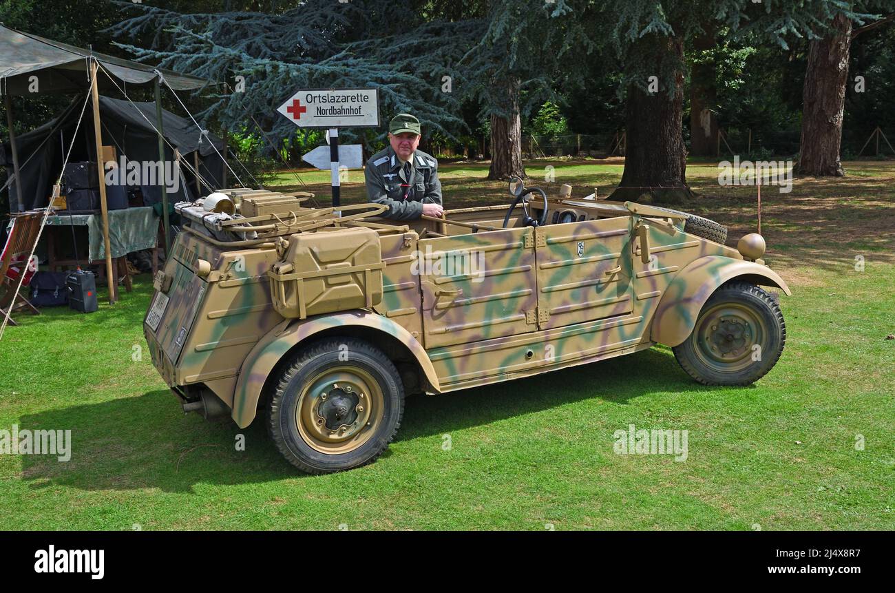 Guerre mondiale 2 véhicule allemand Volkswagen Kubelwagen avec conducteur et en uniforme