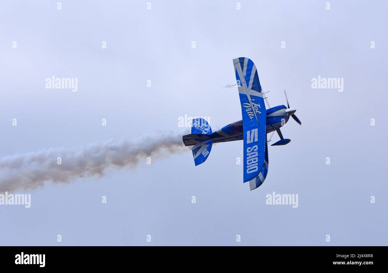 Pitts S-2 avion spécial de train d'atterrissage en biplan en vol. Banque D'Images