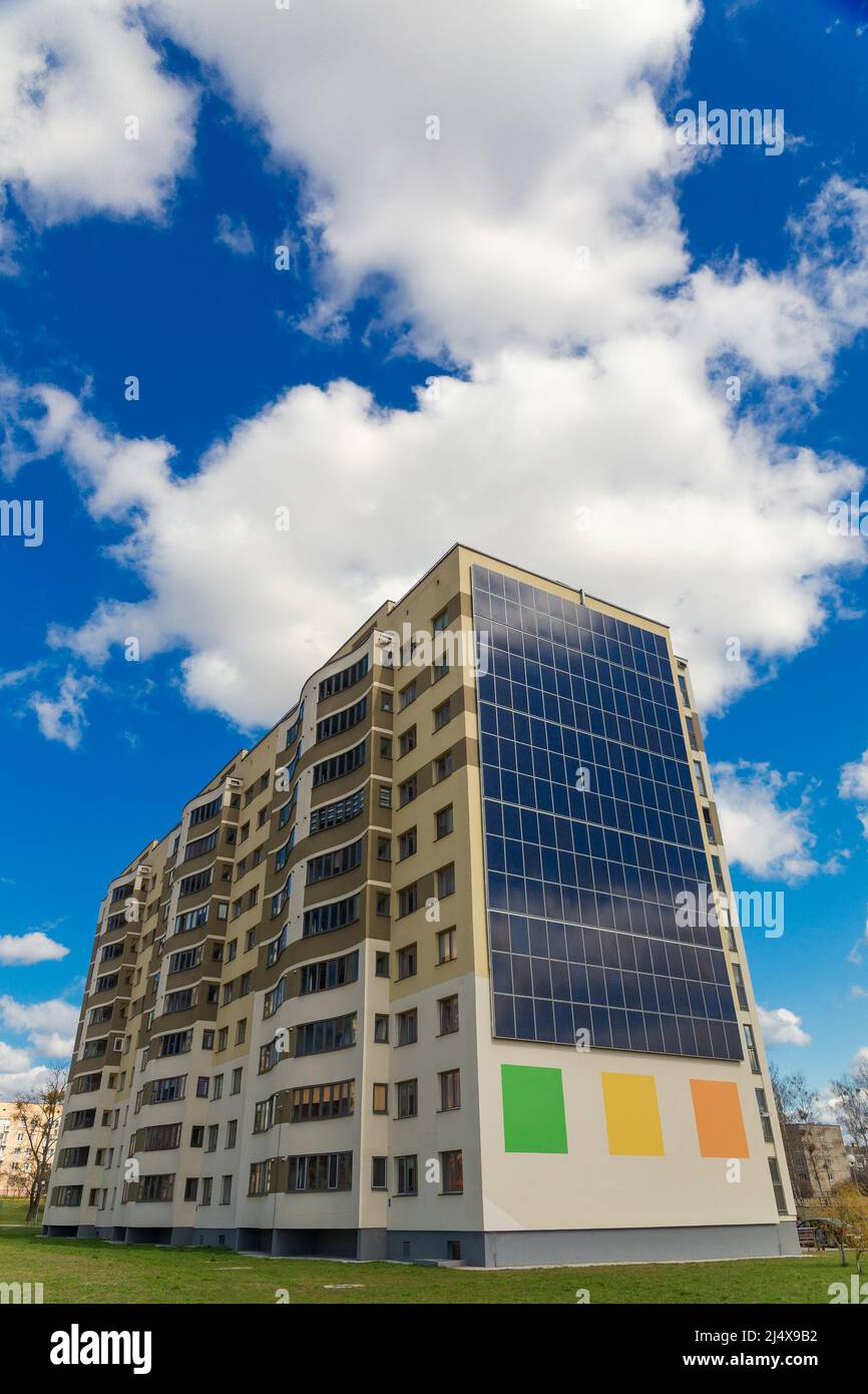 Panneaux solaires installés sur le mur extérieur du bâtiment résidentiel. Une maison écoénergétique dans laquelle une partie de l'énergie est obtenue à partir de panneaux solaires. Banque D'Images