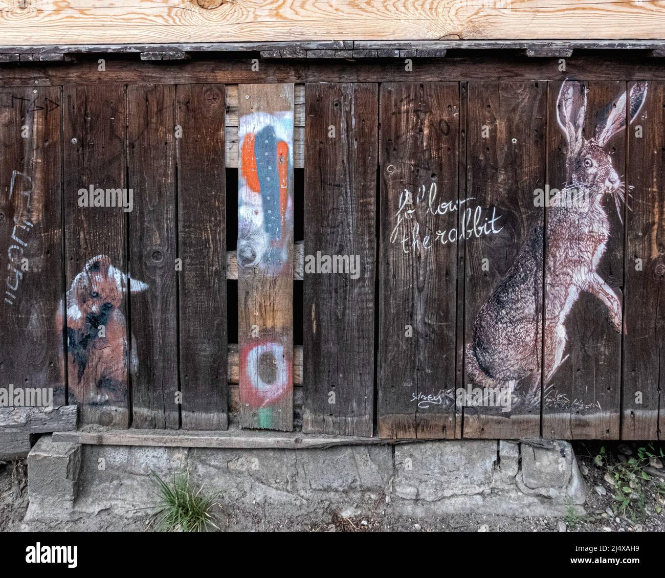 Suivez le panneau indiquant un lapin sur le sentier au YAAM Young African Art Market à Stralauer Platz, Friedrichshain, Berlin. Club de plage Riverside avec terrains de basket-ball et de volley, bar, concerts et musique de DJ Banque D'Images