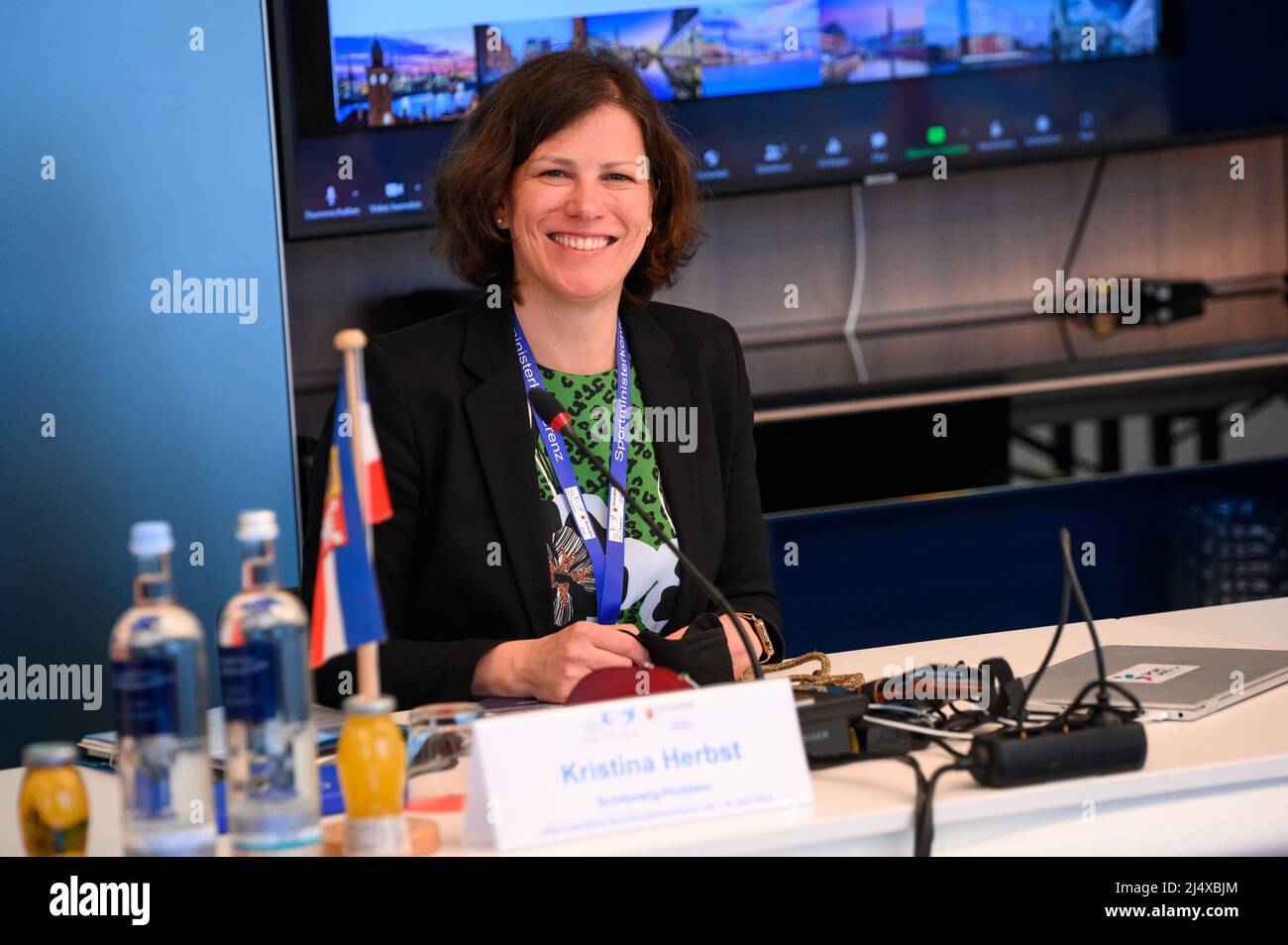 Hambourg, Allemagne. 07th avril 2022. Kristina Herbst, Secrétaire d'Etat au Ministère de l'intérieur, des zones rurales, de l'intégration et de l'égalité de l'Etat du Schleswig-Holstein, siège à l'Hôtel le Meridién sur l'Alster avant le début de l'extraordinaire conférence des ministres du sport. Credit: Jonas Walzberg/dpa/Alay Live News Banque D'Images