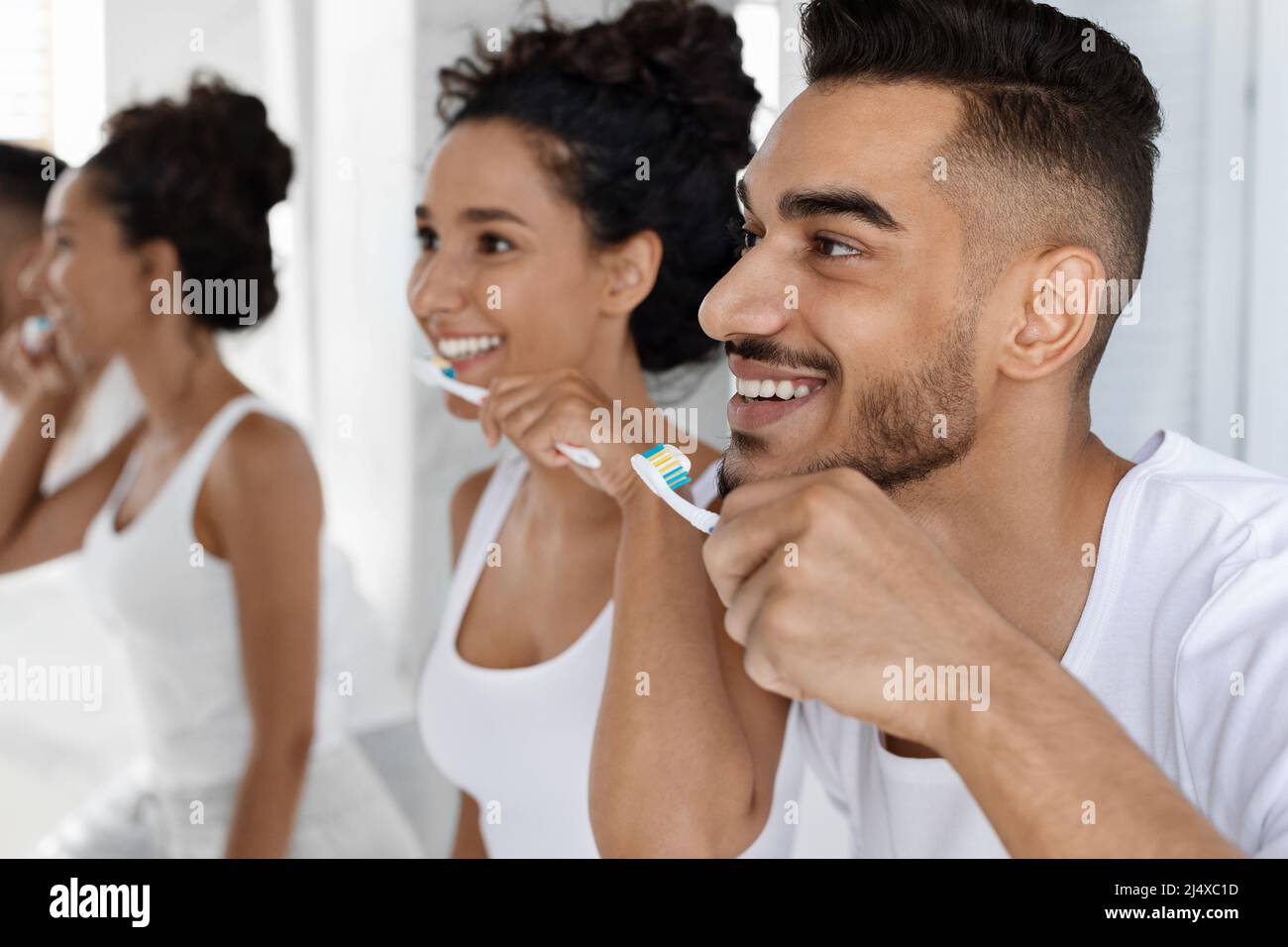 Portrait d'un jeune couple joyeux du Moyen-Orient se brossant les dents ensemble le matin Banque D'Images