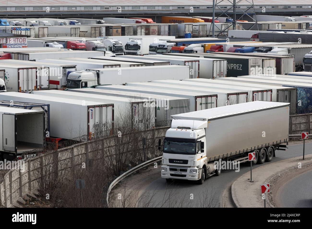 Une vue montre des camions et des véhicules de cargaison dans un parking près d'un terminal de fret à Saint-Pétersbourg, Russie le 18 avril 2022. PHOTOGRAPHE REUTERS/REUTERS Banque D'Images