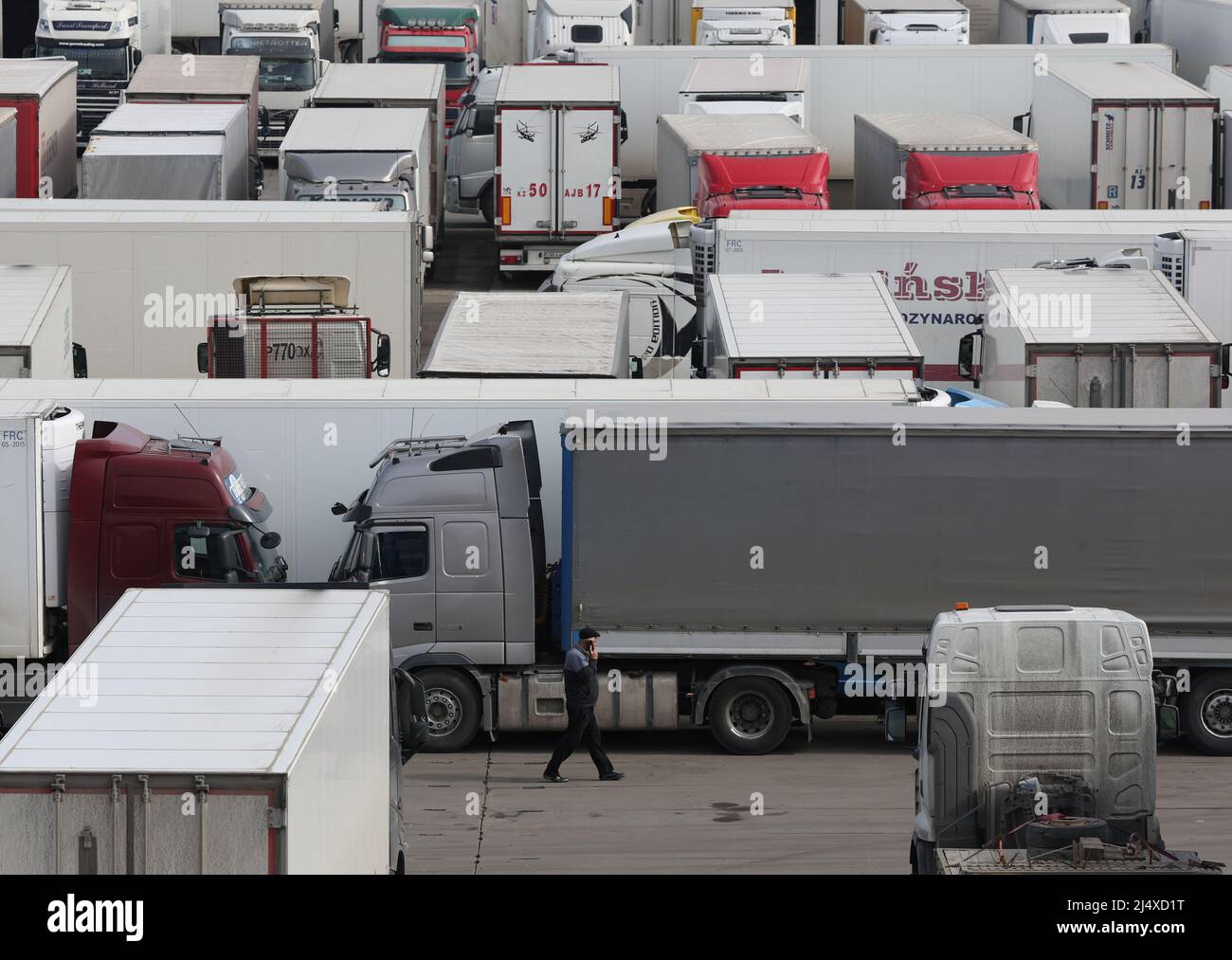 Une vue montre des camions et des véhicules de cargaison dans un parking près d'un terminal de fret à Saint-Pétersbourg, Russie le 18 avril 2022. PHOTOGRAPHE REUTERS/REUTERS Banque D'Images