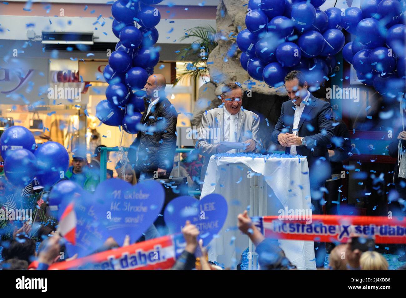 Vienne, Autriche. 10 octobre 2015. Fin de la campagne électorale avec (L) Richard Lugner et (R) Heinz Christian Strache (FPÖ) à Lugner City à Vienne Banque D'Images