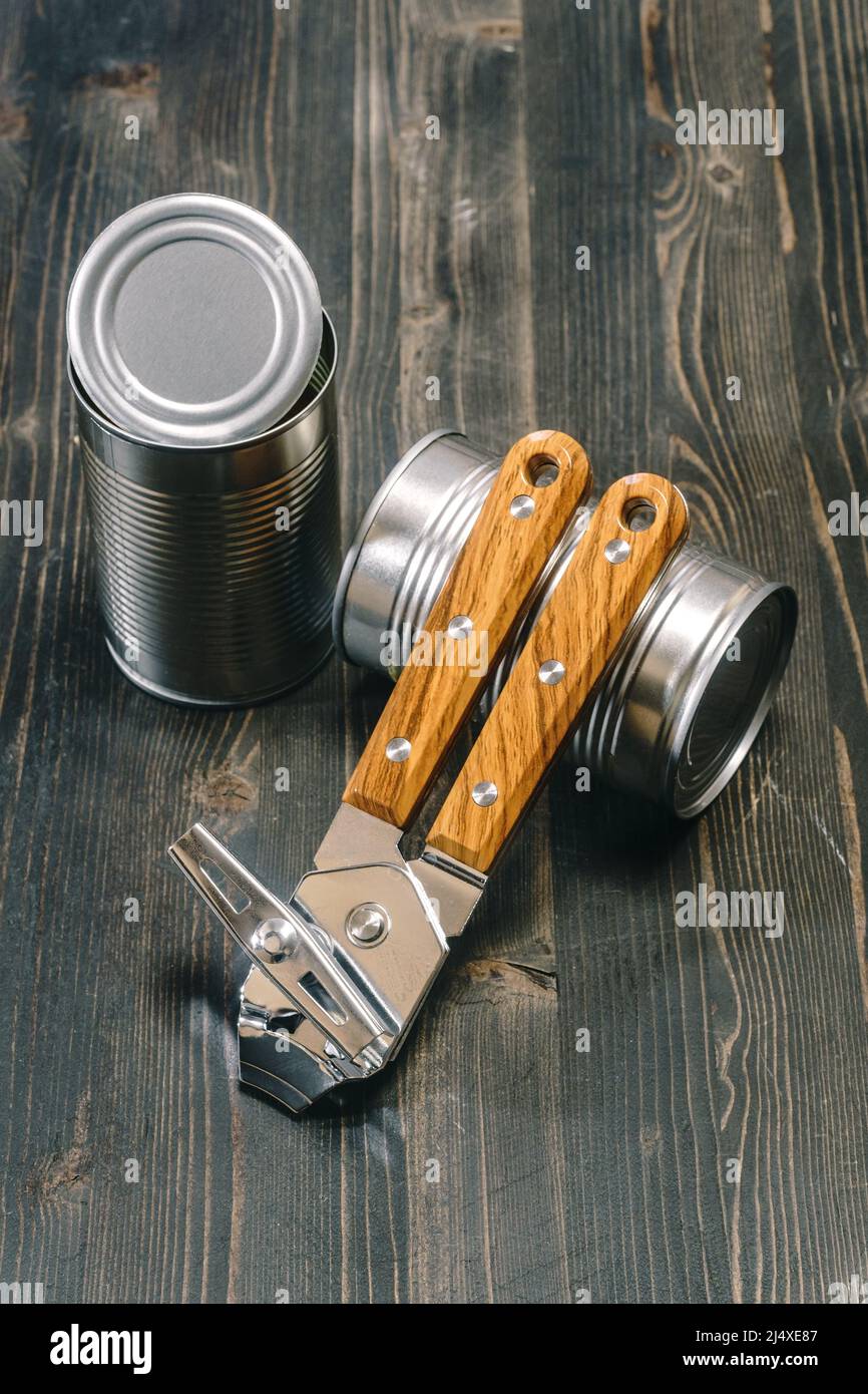Ouvre-boîte et deux boîtes de conserve sur la table Banque D'Images
