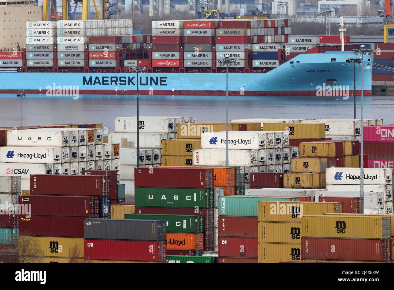 Le bateau à conteneurs Vaga Maersk est amarré dans le port de Saint-Pétersbourg, Russie le 18 avril 2022. PHOTOGRAPHE REUTERS/REUTERS Banque D'Images