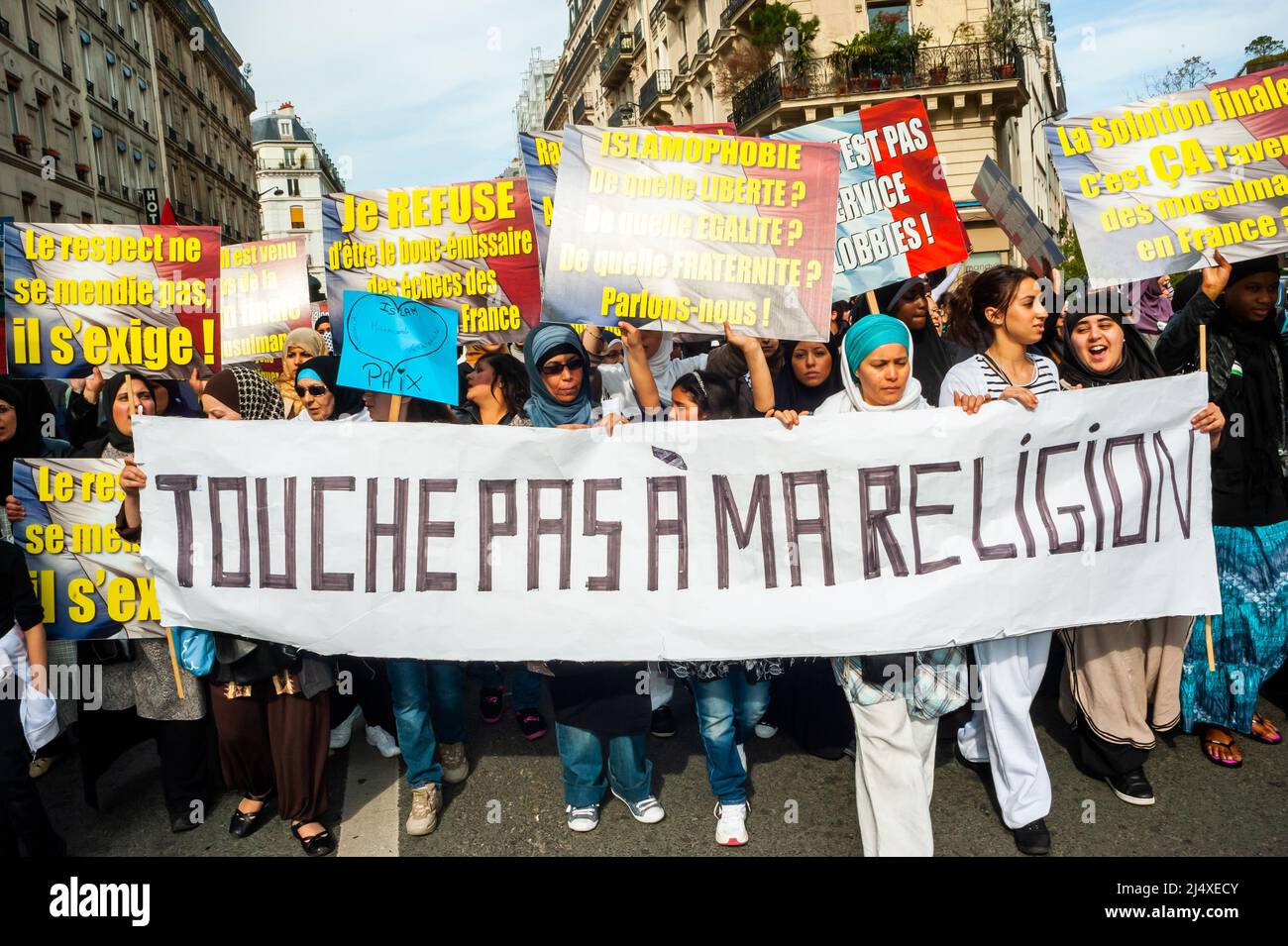 Paris, France, France musulmane, foule des femmes, dans le hijab, Protester contre l'islamophobie, 2011 Banque D'Images