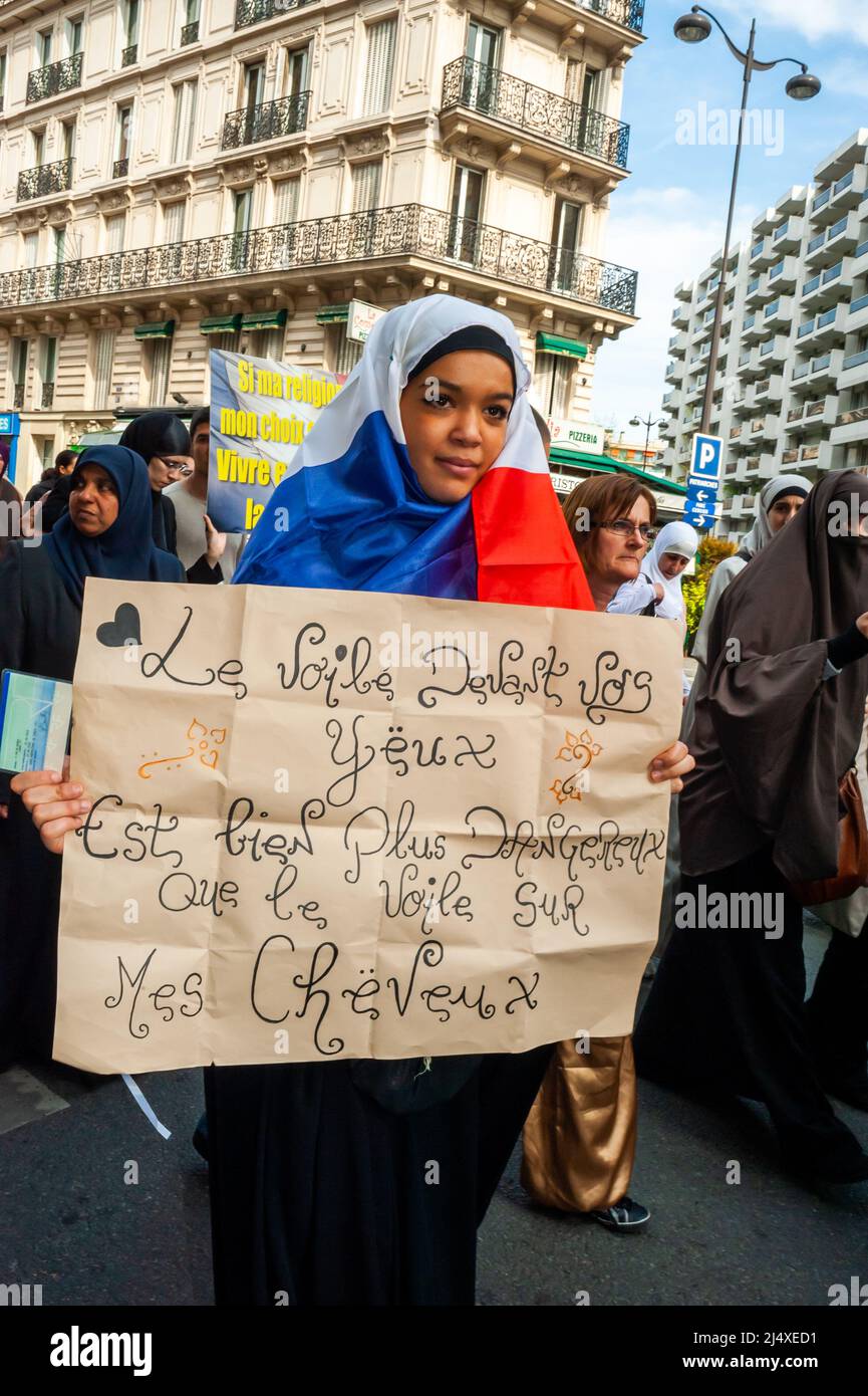 Paris, France, France musulmane, foule de gens, femmes, dans le Hijab, protester contre l'islamophobie, tenir un panneau de protestation sur la rue, femmes avec des panneaux Banque D'Images