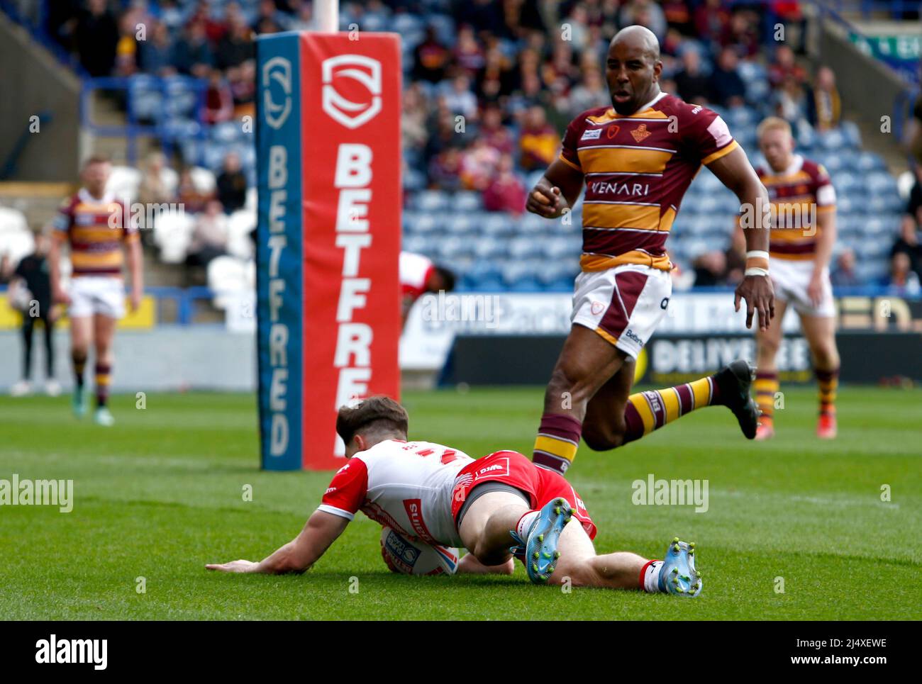 Jon Bennison de St Helens plonge pour marquer sa première tentative lors du match de la Super League de Betfred au stade John Smith, Huddersfield. Date de la photo: Lundi 18 avril 2022. Banque D'Images