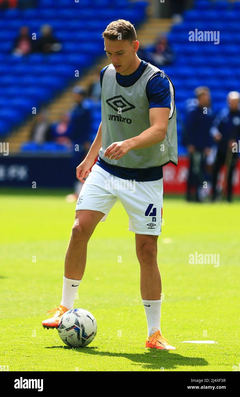 Cardiff City Stadium, Cardiff, Royaume-Uni. 18th avril 2022. Championnat de football, Cardiff City versus Luton ; Kal Naismith de Luton Town se réchauffe avant le jeu crédit: Action plus Sports/Alamy Live News Banque D'Images