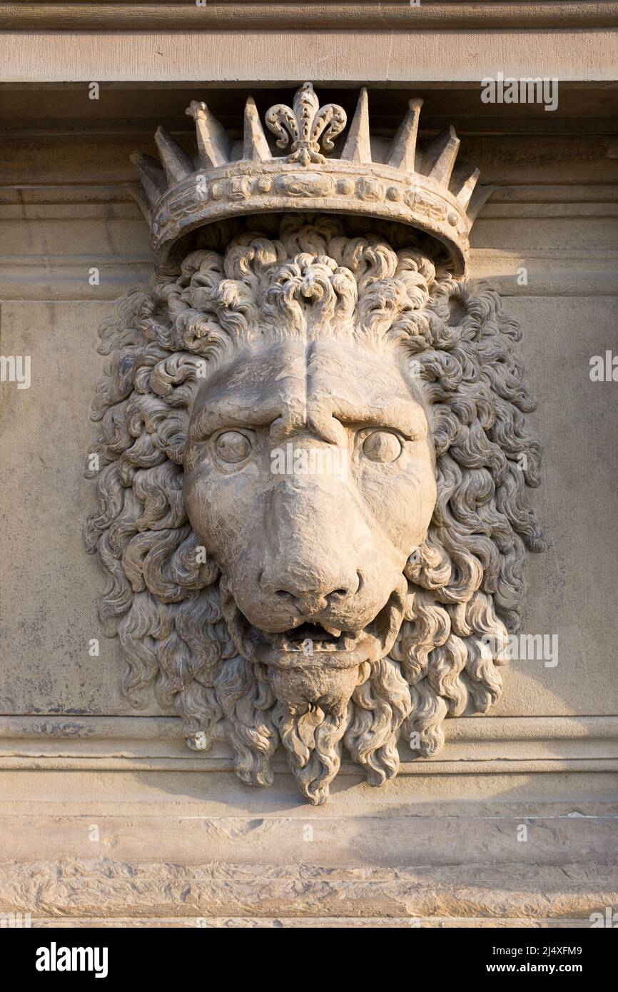 Têtes de lion sculptées avec couronnes sur la façade extérieure du Palazzo Pitti Florence Italie Banque D'Images