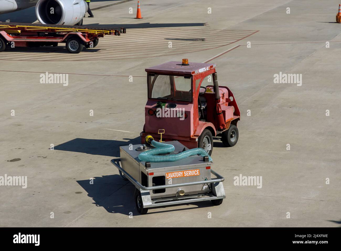 Service de toilettes l'avion à l'aéroport Banque D'Images