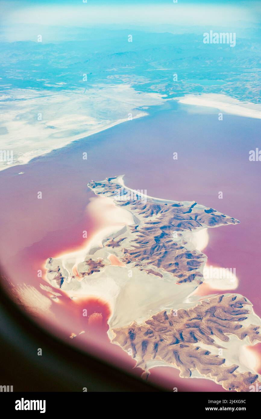 Vue aérienne du lac Urmia depuis la fenêtre de l'avion.Beau lac Urmia est un lac de sel Endorheic en Iran.Vue aérienne de l'île Jezireye-Eshek.Ouest Banque D'Images Vue aérienne du lac Urmia depuis la fenêtre de l'avion.Beau lac Urmia est un lac de sel Endorheic en Iran.Vue aérienne de l'île Jezireye-Eshek.Ouest Banque D'Images