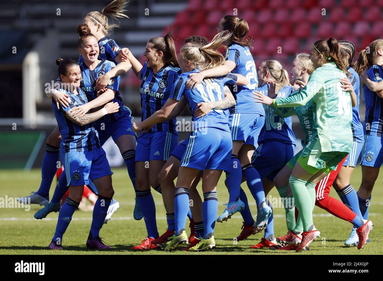 NIJMEGEN - les femmes Ajax célèbrent la victoire avec Sherida Spitse d'Ajax, Nadine Noordam d'Ajax, Eshly Bakker ou Ajax après le match final de la coupe KNVB pour les femmes entre PSV et Ajax au stade de Goffert le 18 avril 2022 à Nimègue, aux pays-Bas. ANP SEM VAN DER WAL Banque D'Images