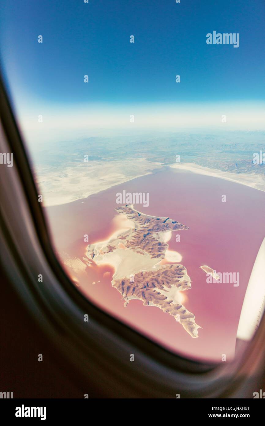Vue aérienne du lac Urmia depuis la fenêtre de l'avion.Beau lac Urmia est un lac de sel Endorheic en Iran.Vue aérienne de l'île Jezireye-Eshek.Ouest Banque D'Images Vue aérienne du lac Urmia depuis la fenêtre de l'avion.Beau lac Urmia est un lac de sel Endorheic en Iran.Vue aérienne de l'île Jezireye-Eshek.Ouest Banque D'Images