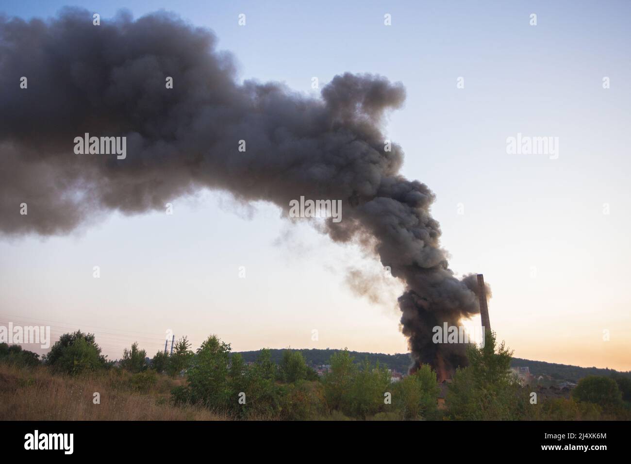 fumée épaisse provenant du feu dans l'usine Banque D'Images