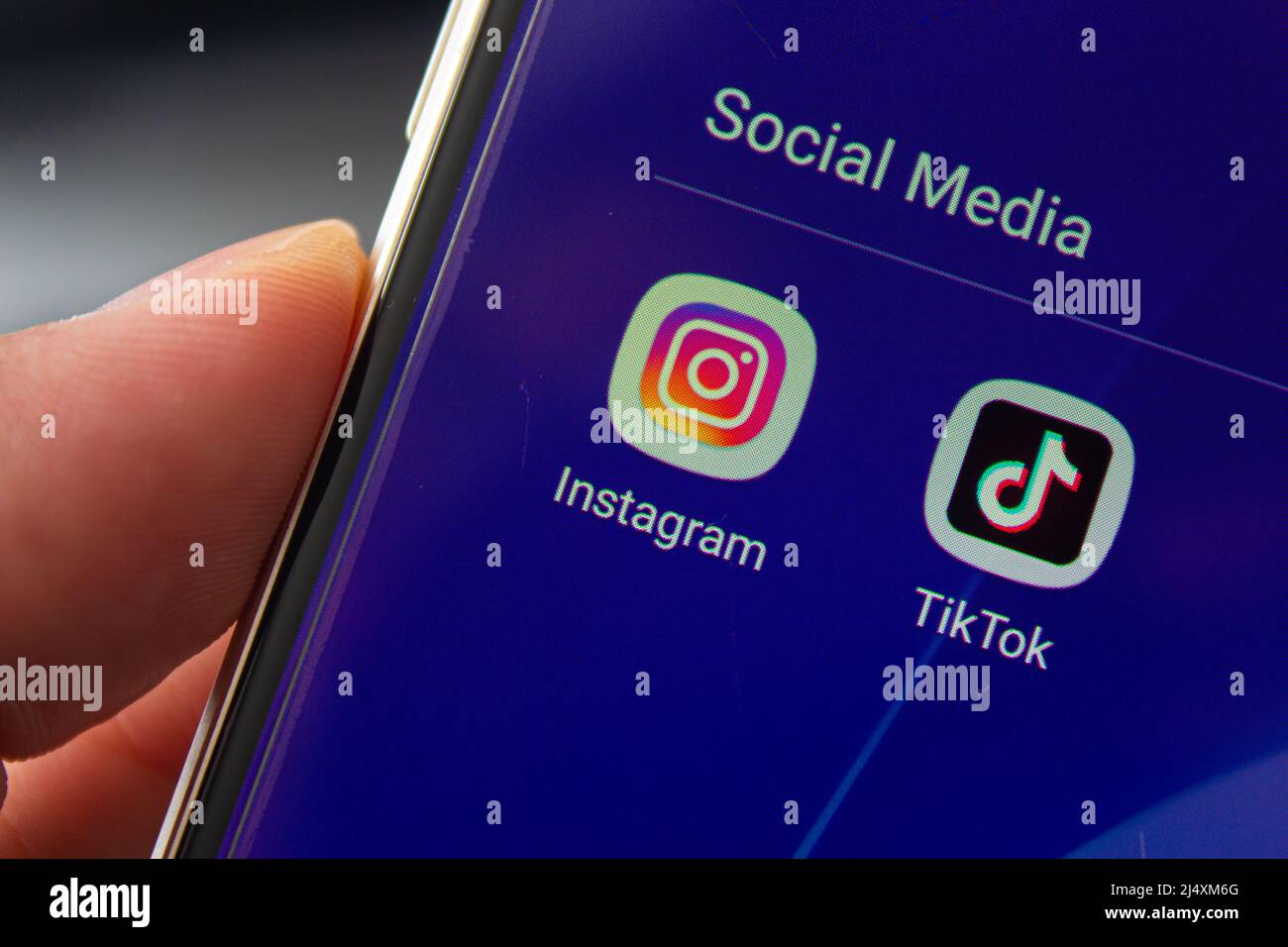 Icônes des applications Instagram et TikTok sur l'écran du smartphone. Applications de réseaux sociaux populaires. Afyonkarahisar, Turquie - 18 avril 2022. Banque D'Images
