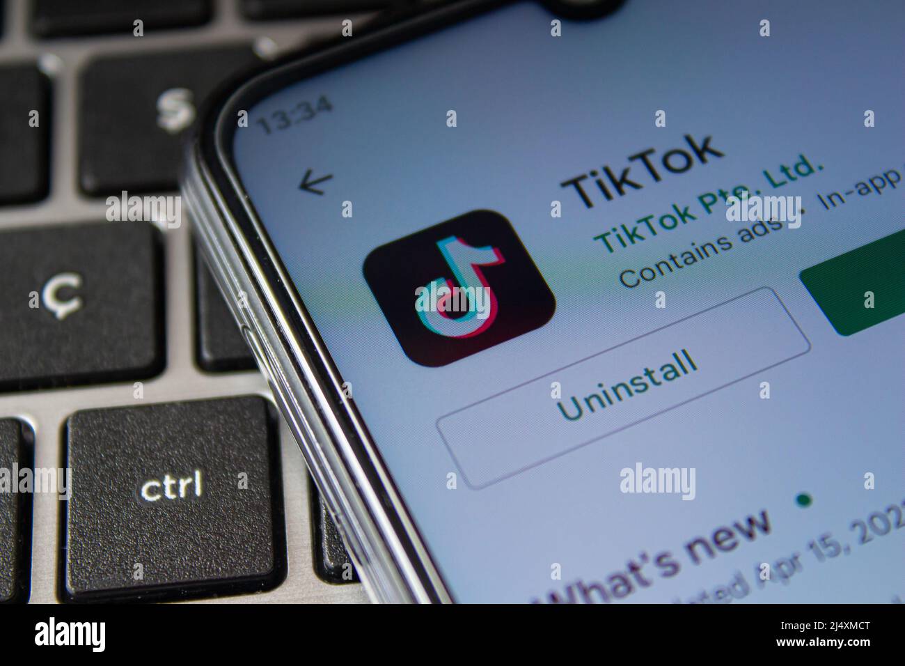 Logo de l'application mobile TikTok sur l'écran du Google Play Store. Application populaire de médias sociaux TikTok. Afyonkarahisar, Turquie - 18 avril 2022. Banque D'Images
