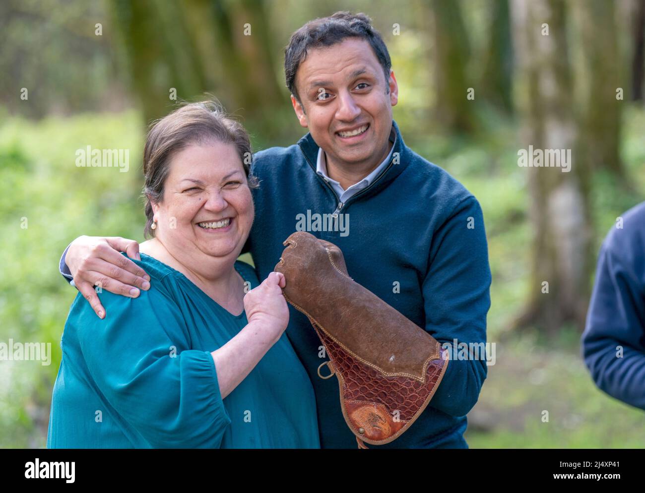 Anas Sarwar, chef travailliste écossais, et Jackie Baillie, chef adjoint au Loch Lomond Bird of Prey Centre, Balloch, au cours de la campagne électorale locale. Date de la photo: Lundi 18 avril 2022. Banque D'Images