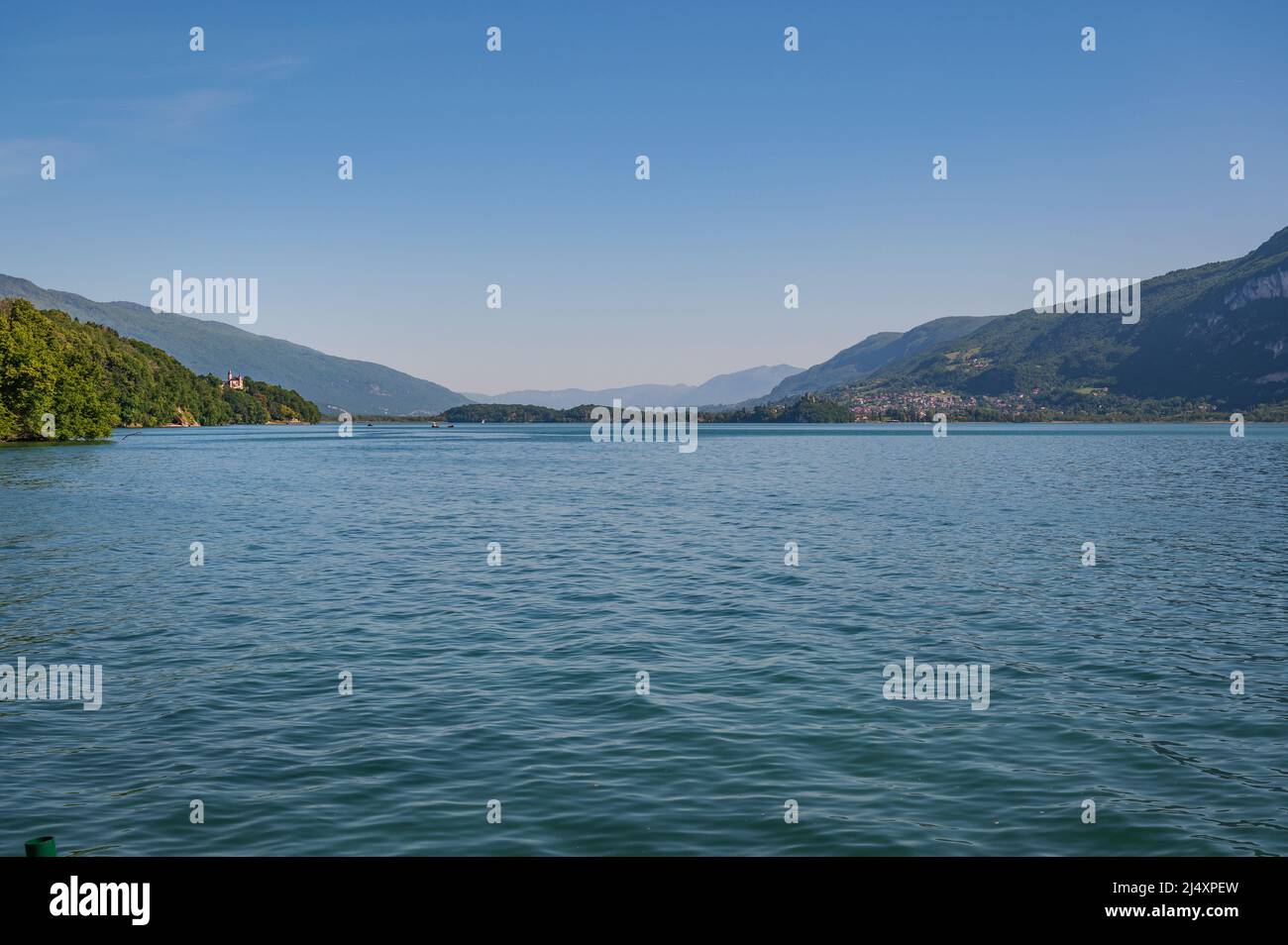 Le lac du Bourget, le plus grand lac de France, vu de l’abbaye d’Hautecombe Banque D'Images