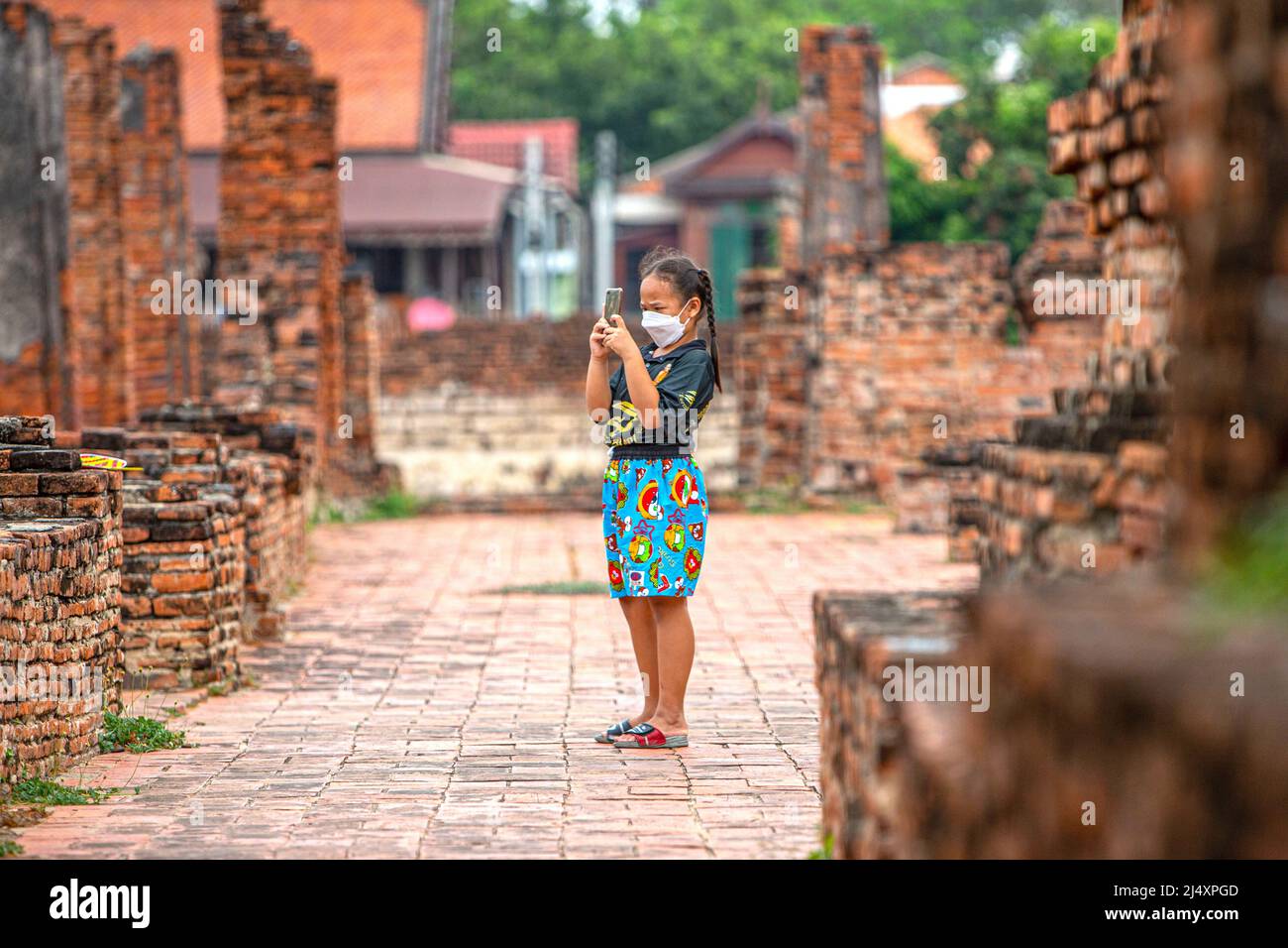 Ayutthaya, Thaïlande. 18th avril 2022. Un enfant prend des photos dans le parc historique d'Ayutthaya à Ayutthaya, en Thaïlande, le 18 avril 2022. Crédit: Wang Teng/Xinhua/Alay Live News Banque D'Images