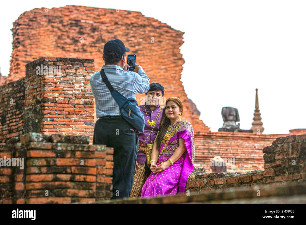 Ayutthaya, Thaïlande. 18th avril 2022. Les touristes prennent des photos au parc historique d'Ayutthaya à Ayutthaya, Thaïlande, le 18 avril 2022. Crédit: Wang Teng/Xinhua/Alay Live News Banque D'Images