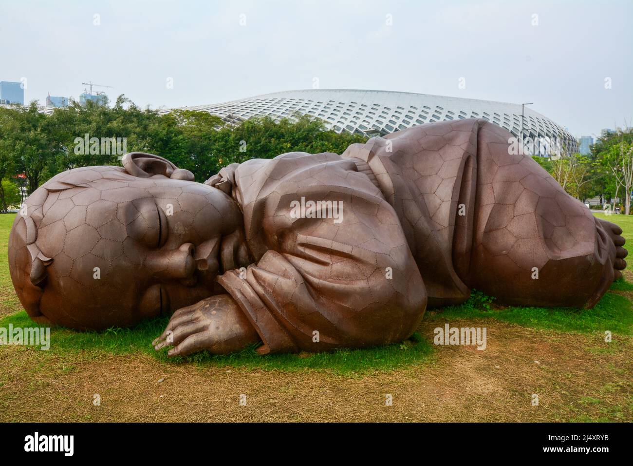 Sculpture de bébé dans le Talent Park, Shenzhen, Chine. Pas de détails de l'artiste juste la caractéristique au milieu de l'herbe. Banque D'Images