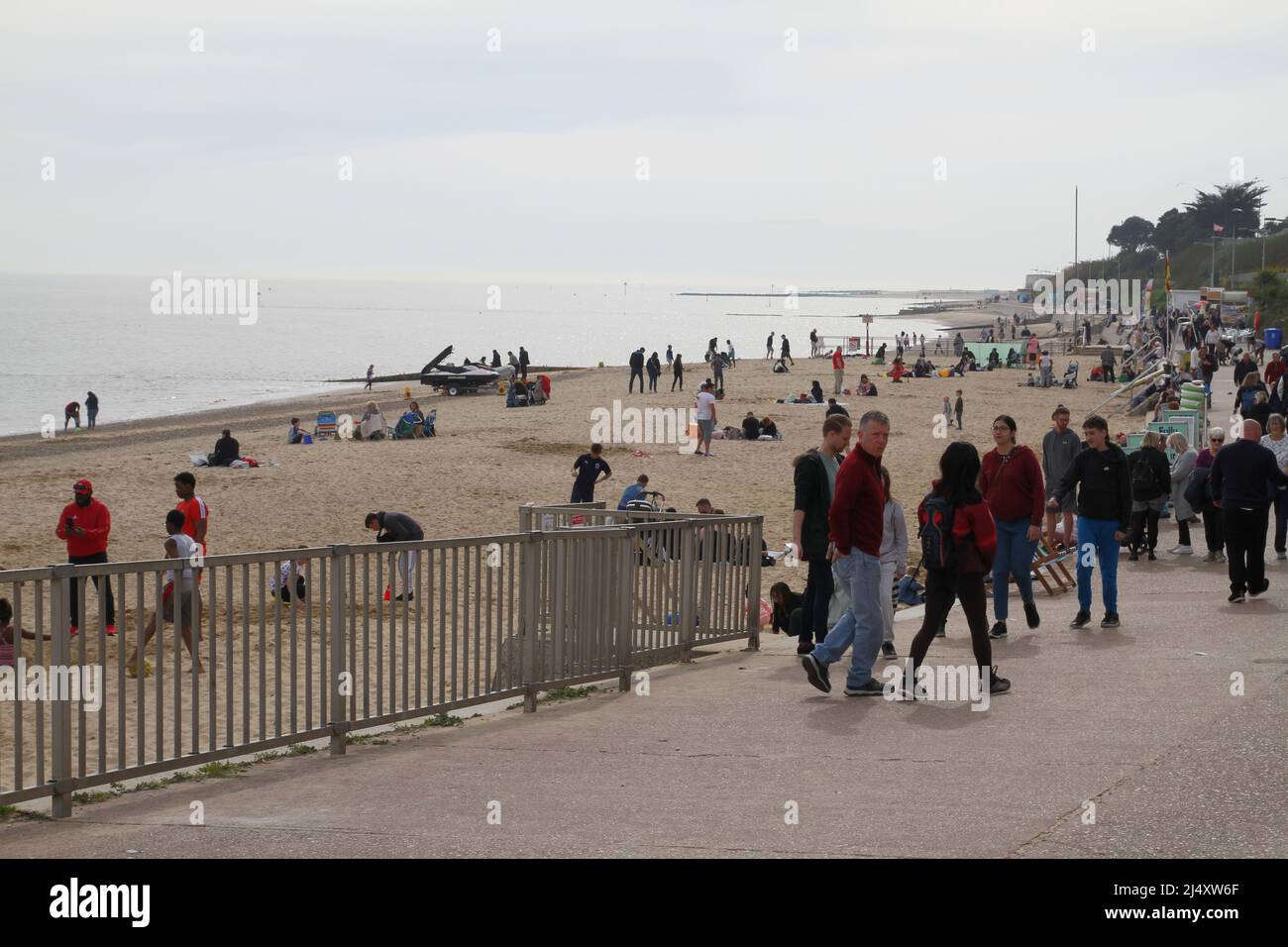 Clacton-on-Sea, Royaume-Uni. 18th avril 2022. Plage de Clacton attirant les gens sur la côte lors d'un chaud lundi de Pâques. Crédit : Eastern Views/Alamy Live News Banque D'Images