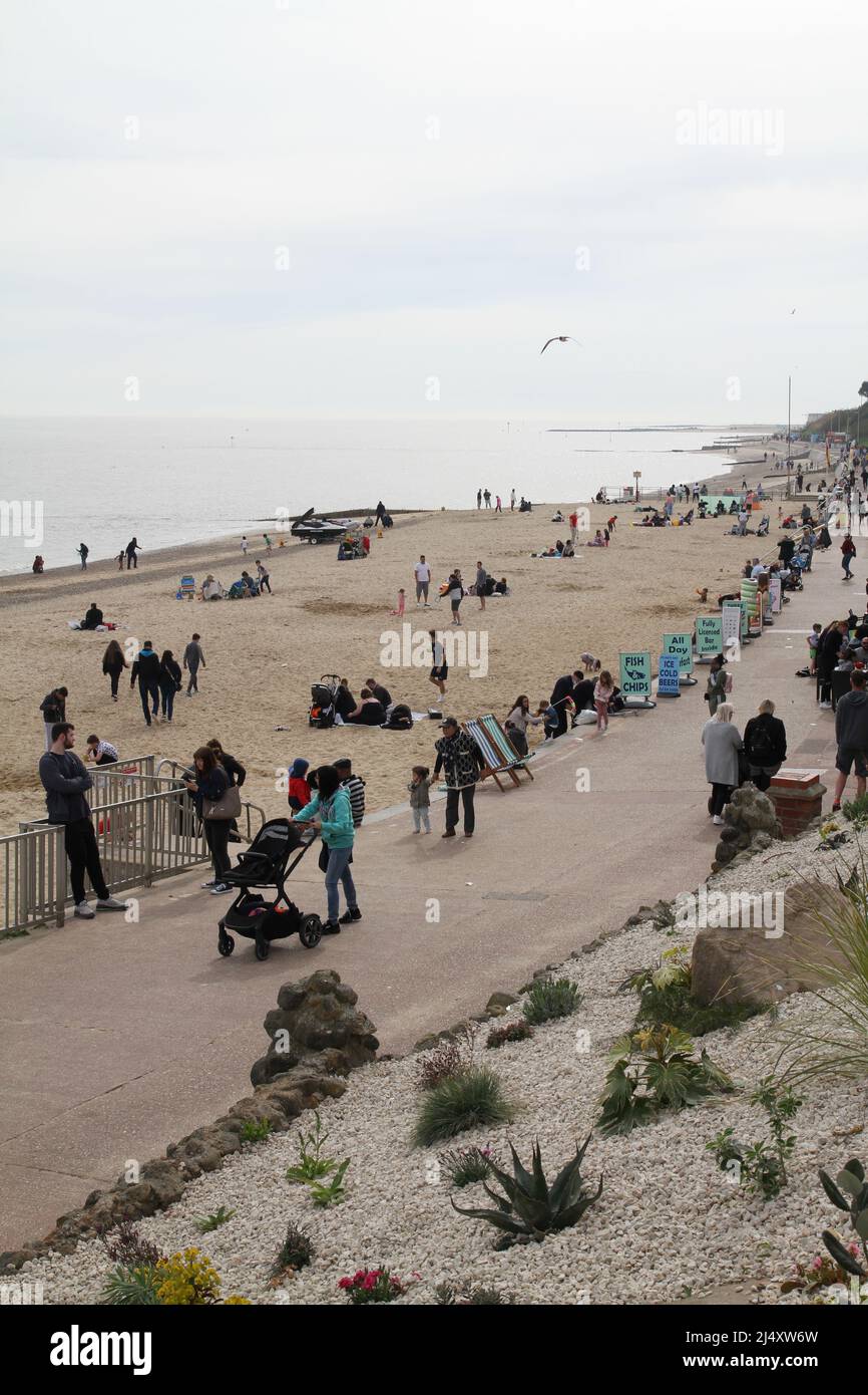 Clacton-on-Sea, Royaume-Uni. 18th avril 2022. Plage de Clacton attirant les gens sur la côte lors d'un chaud lundi de Pâques. Crédit : Eastern Views/Alamy Live News Banque D'Images