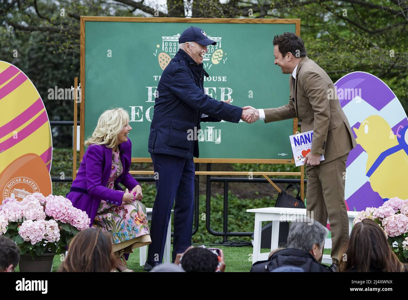 Washington, États-Unis. 18th avril 2022. Le président Joe Biden, avec la première dame Jill Biden, accueille Jimmy Fallon, hôte du spectacle de ce soir, lors du festival annuel Easter Egg Roll on the South Lawn of the White House à Washington, DC, le lundi 18 avril 2022. Photo de piscine par Shawn Thew/UPI crédit: UPI/Alay Live News Banque D'Images