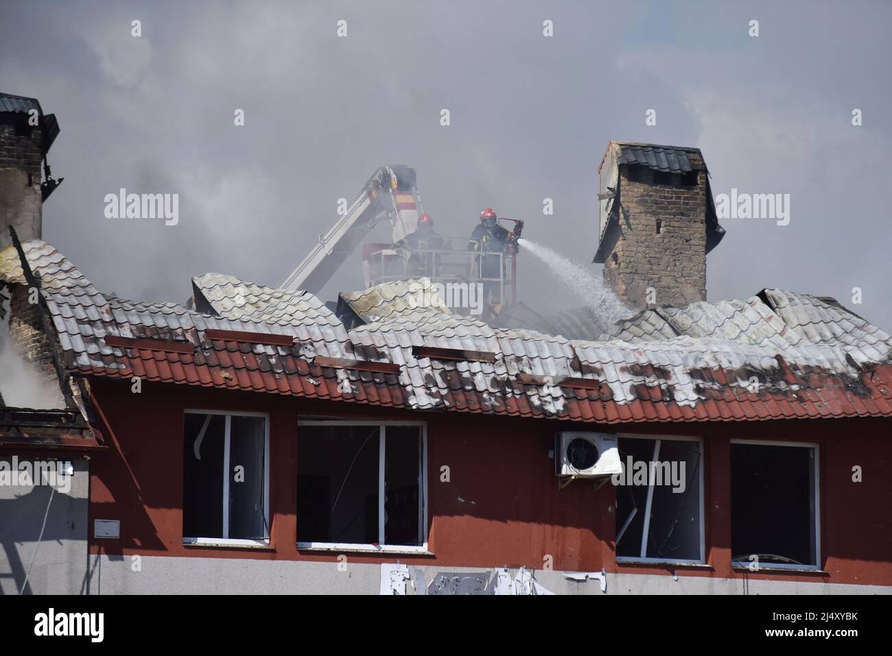 Lviv, Ukraine. 18th avril 2022. Les pompiers ont incendié une station de service après le bombardement matinal de Lviv par des missiles russes. Crédit : SOPA Images Limited/Alamy Live News Banque D'Images