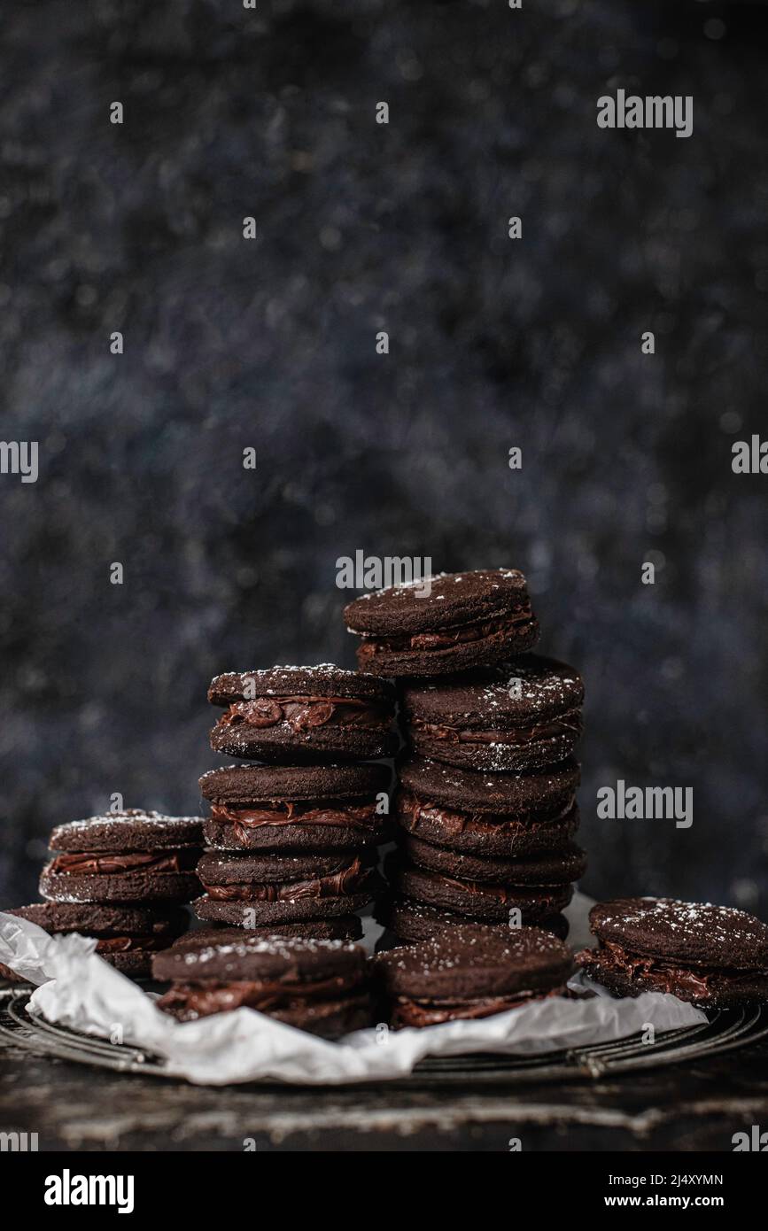 Biscuits au chocolat avec garniture au chocolat Banque D'Images