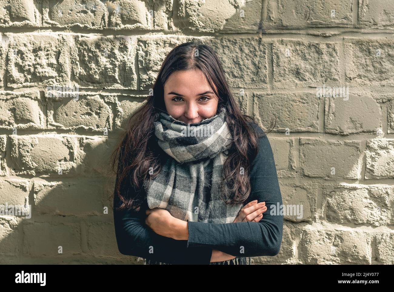 Jeune belle femme souriant et regardant l'appareil photo Banque D'Images