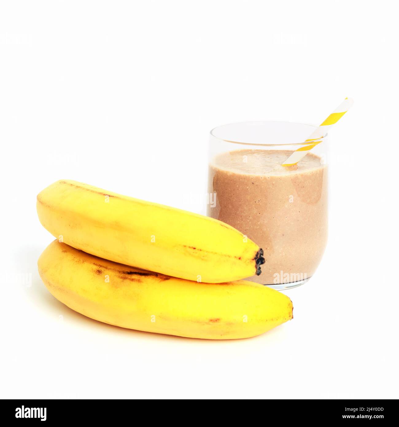 Cocktail de protéines dans un verre et bananes isolées sur fond blanc, gros plan. Concept d'alimentation saine Banque D'Images