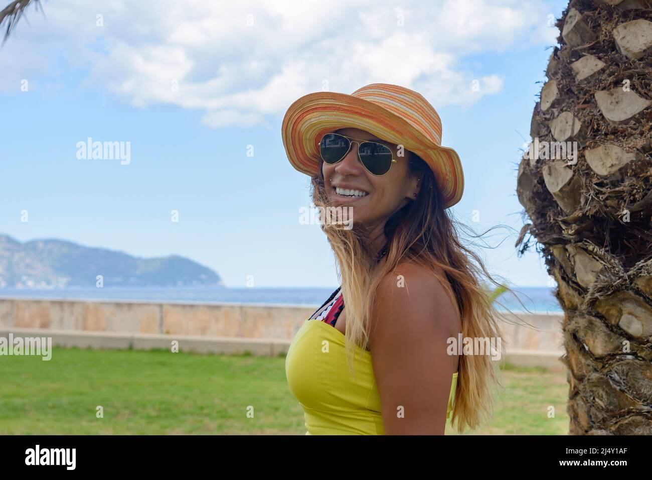 Portrait de fille latine, avec lunettes de soleil de bikini et chapeau Banque D'Images