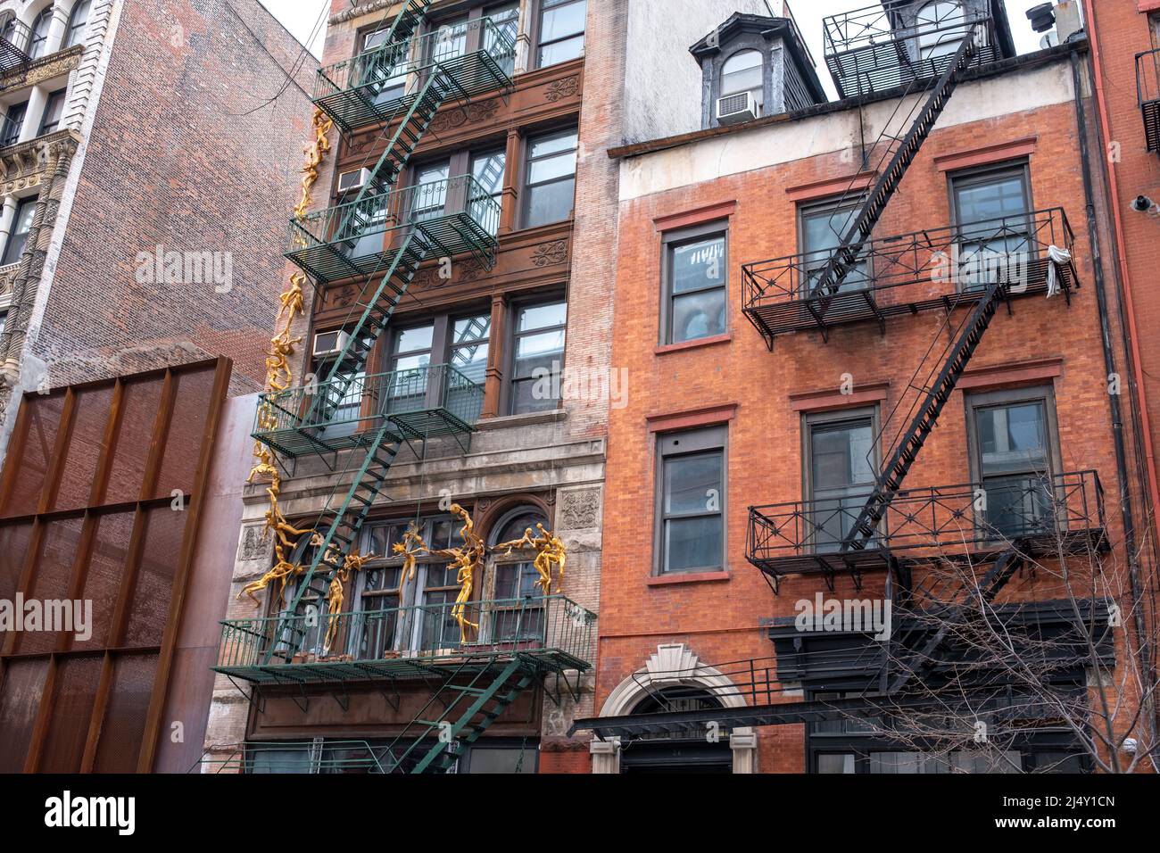 Façade traditionnelle de bâtiment en brique rouge de East Village avec des évasions de feu de métal à Manhattan Banque D'Images