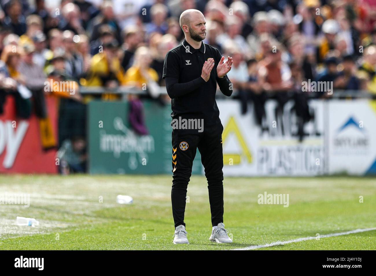 SUTTON, ROYAUME-UNI. AVRIL 18th James Rowberry, directeur du comté de Newport, lors du match Sky Bet League 2 entre Sutton United et le comté de Newport, au stade communautaire Knights, Gander Green Lane, Sutton, le lundi 18th avril 2022. (Credit: Tom West | MI News) Credit: MI News & Sport /Alay Live News Banque D'Images