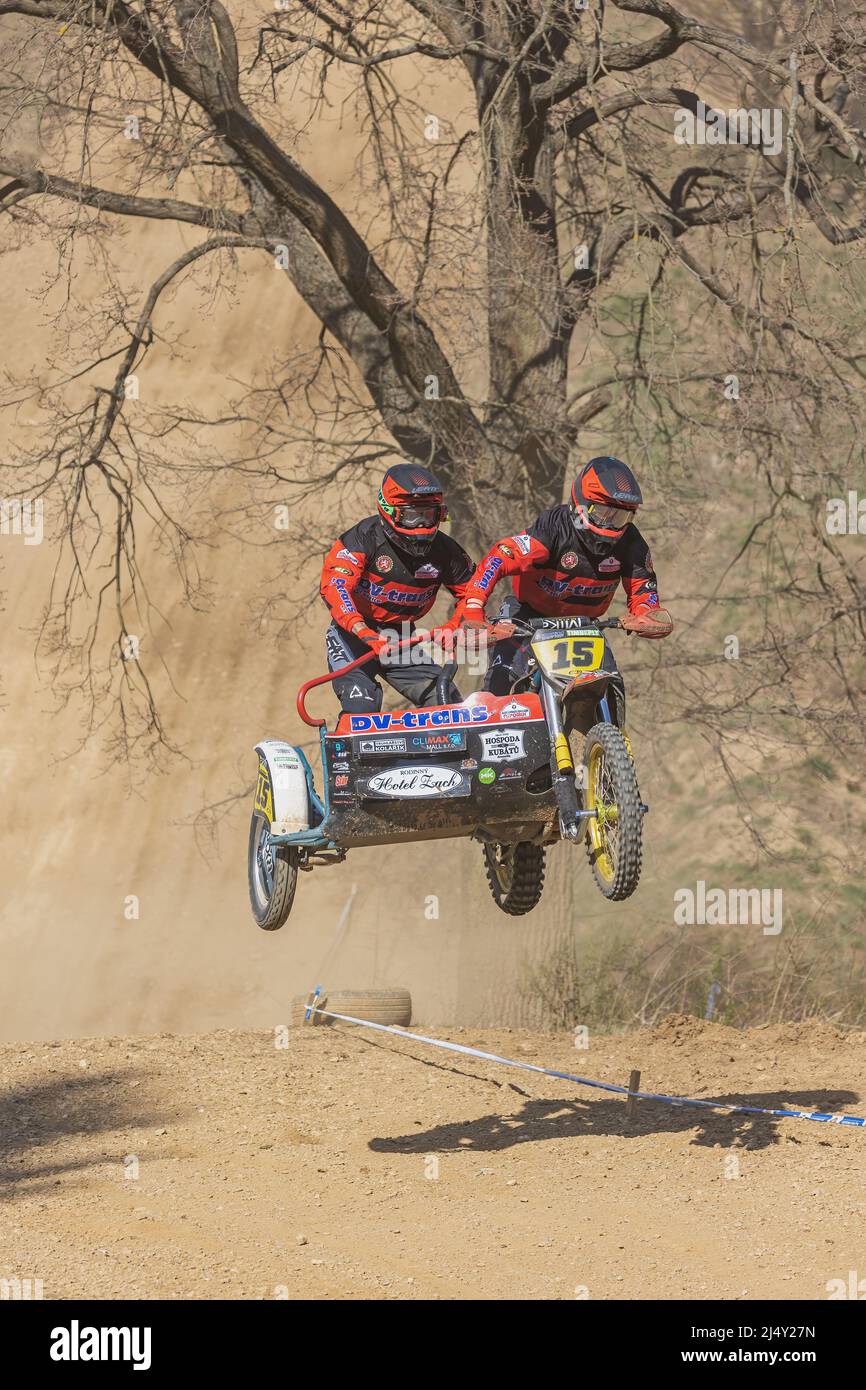 MOHELNICE, RÉPUBLIQUE TCHÈQUE - 16 AVRIL 2022. Les coureurs non identifiés passent un sidecar au 'Championnat de République Tchèque de Sidesarcross' le 16 avril 2022 Banque D'Images