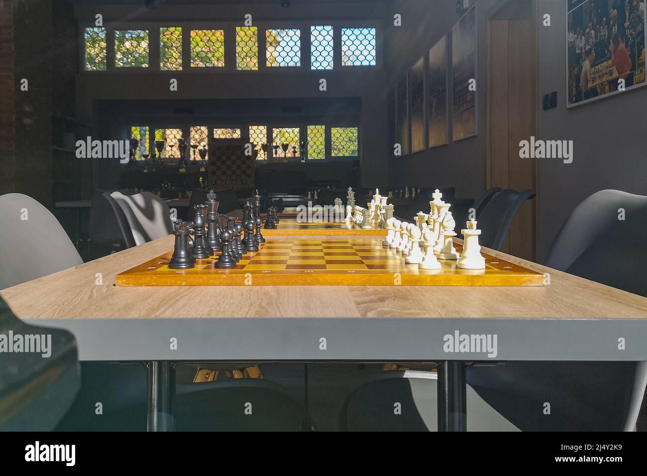 Wroclaw, Pologne - avril 2021 : échiquier avec pièces d'échecs sur table en bois Banque D'Images