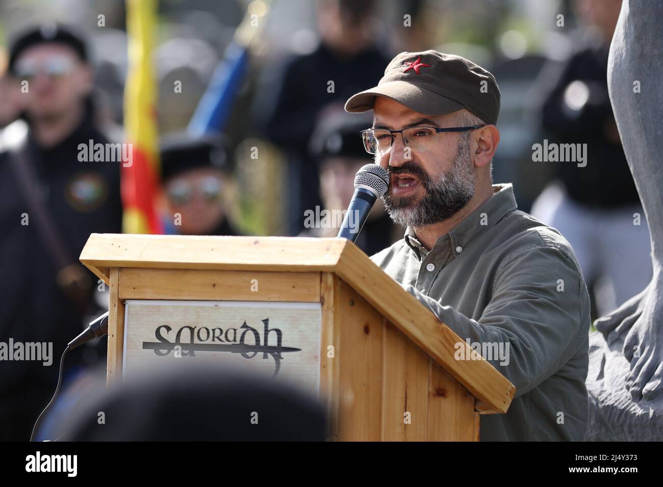 Sinam, du groupe impérialiste anti-turc, parlant aux membres du parti Saoradh Color au cimetière de la ville de Londonderry, après qu'ils ont défilé du coin de Free Derry dans le cadre d'un événement marquant la montée de Pâques de 1916. Date de la photo: Lundi 18 avril 2022. Banque D'Images